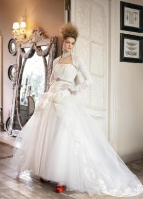 Vestito da sposa con coprispalle e cinta in vita - Collezione La Magia del matrimonio d'inverno