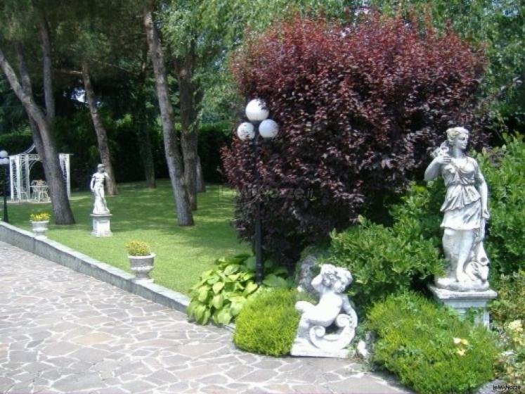 Viale del parco della villa per le nozze