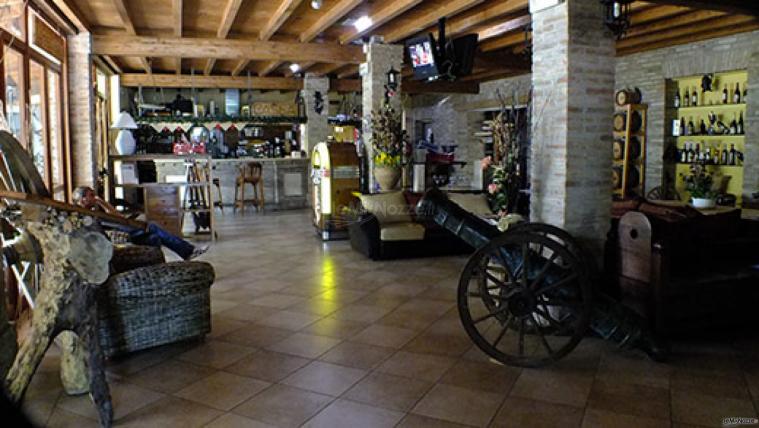 Multiristorante Bussola - I saloni interni dall'atmosfera rustica e ospitale