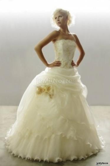 Modello Pimpa - Abito da sposa con fiore sulla gonna
