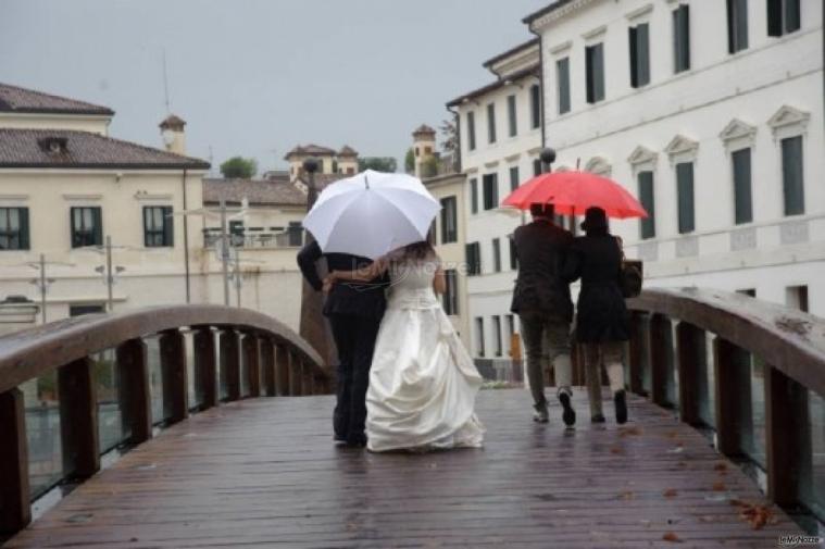 Fotografia degli sposi sotto la pioggia