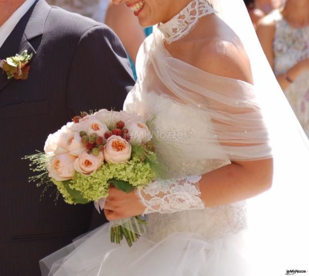 Bouquet per la sposa di rose inglesi e bacche