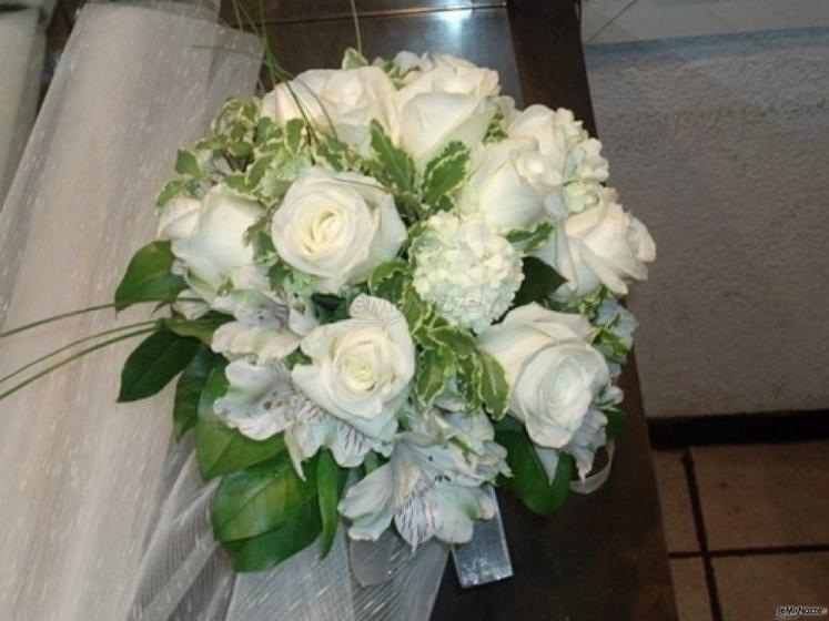 Bouquet di fiori bianchi per la sposa