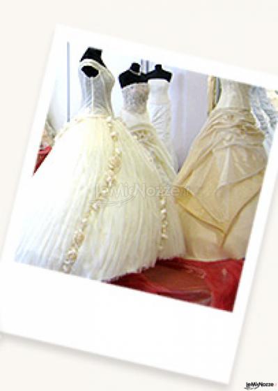 Abiti da sposa principeschi ricamati con preziosi veli ed accessori