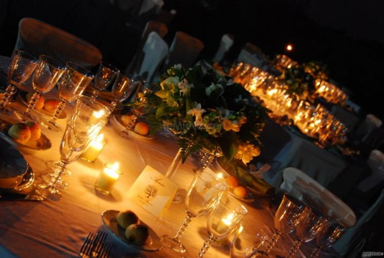 Allestimento dei tavoli di nozze con candele