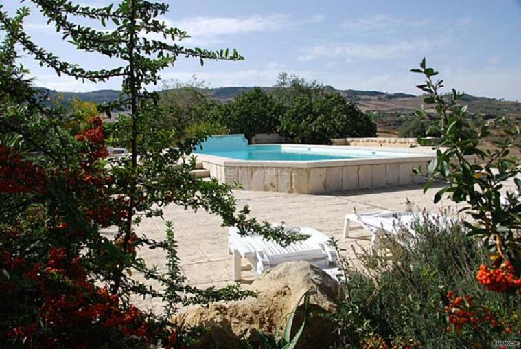 Piscina esterna della Masseria Mandrascate a Valguarnera (Enna)