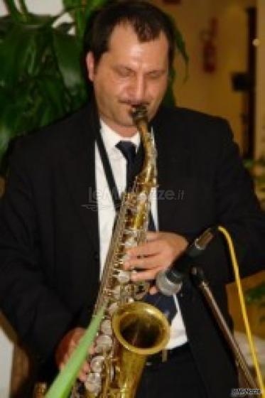 Daniel mentre suona il sassofono