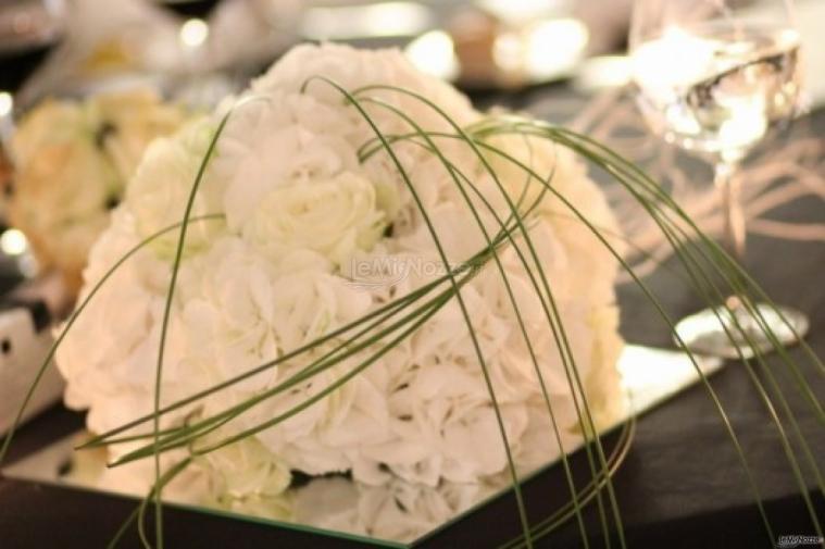 Centrotavola di fiori bianchi per il matrimonio