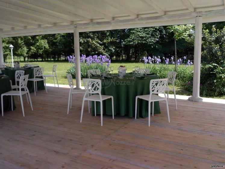 Tavoli preparati in gazebo, la veranda