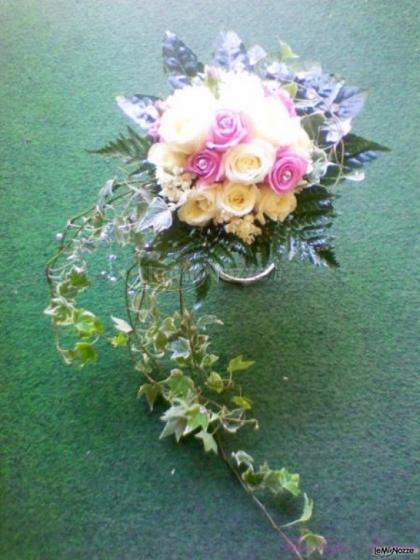 Bouquet sposa con rose bianche e rosa
