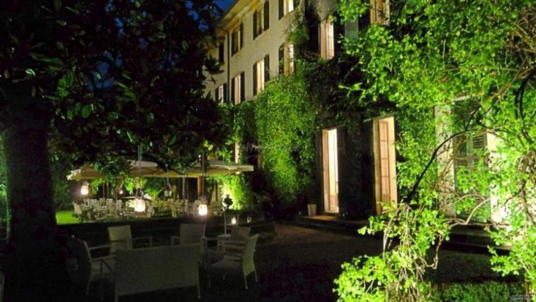 La villa illuminata per un matrimonio serale