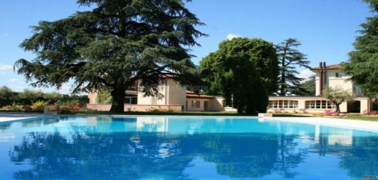 La splendida piscina della Villa Valfiori, a San Lazzaro di Savena