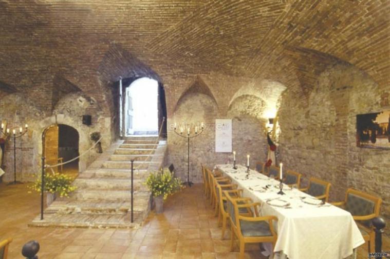 Allestimento di tavoli per il ricevimento nelle cantine del Castello di Casigliano
