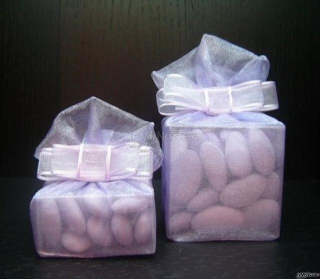 Scatoline porta confetti in tessuto lilla per le nozze