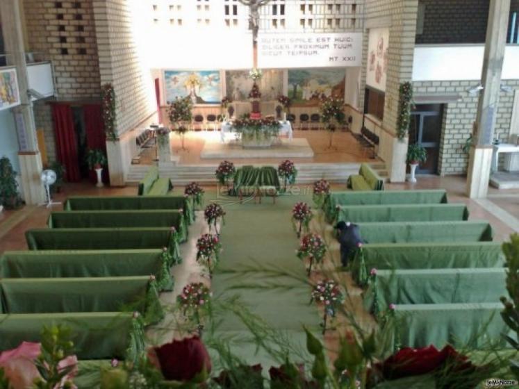 Allestimeno floreale per la cerimonia di matrimonio in chiesa