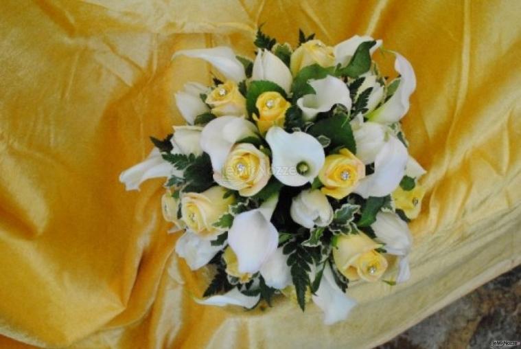 Bouquet di fiori gialli e bianchi per la sposa