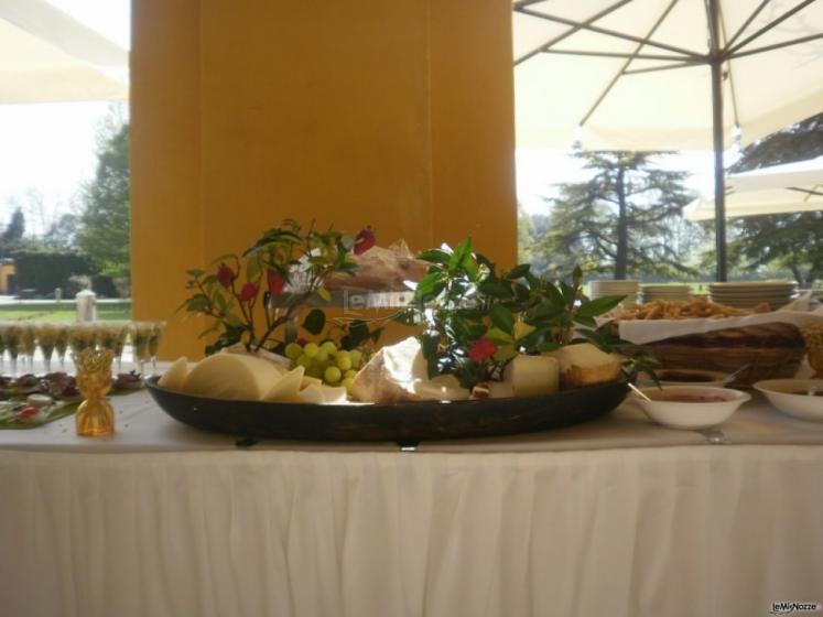 Antipasto di matrimonio servito in giardino