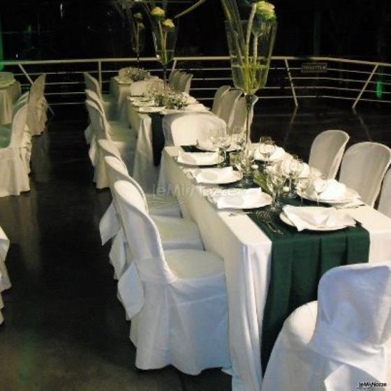 Allestimento dei tavoli del matrimonio sui toni del verde