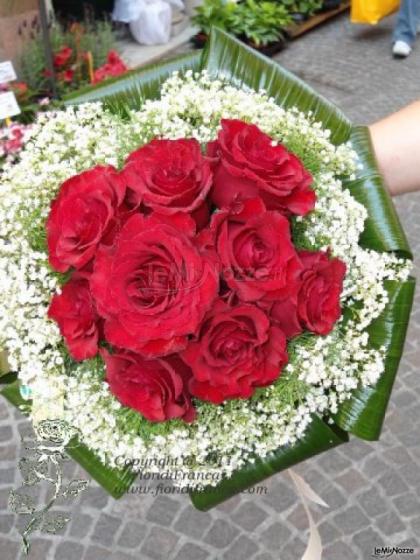 Bouquet rose rosse e gipsofila