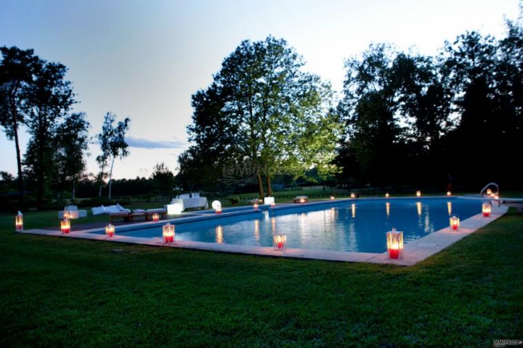 Piscina illuminata per il ricevimento di matrimonio