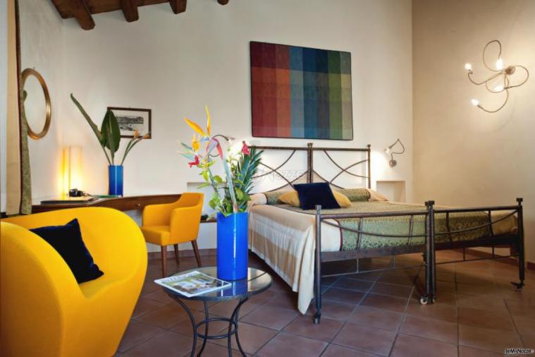 Interno camera da letto in stile moderno presso l'Hotel Caiammari