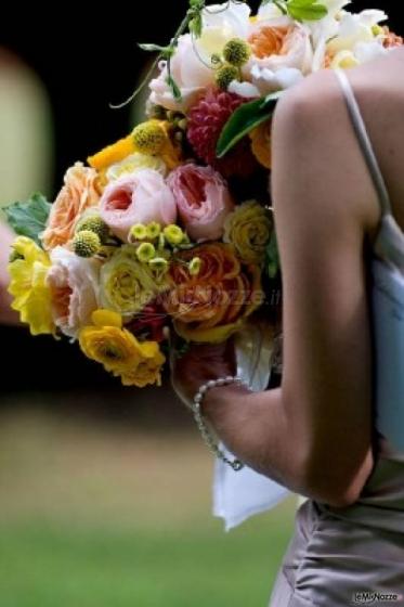 Bouquet sposa di rose inglesi, ranuncoli e dahlia craspedia