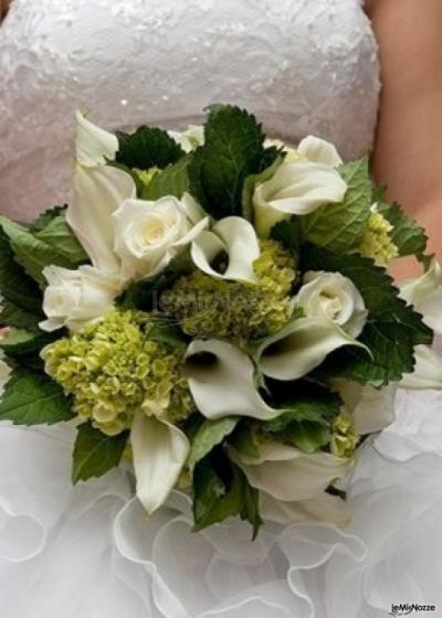 Bouquet di ortensie, calle e rose per la sposa