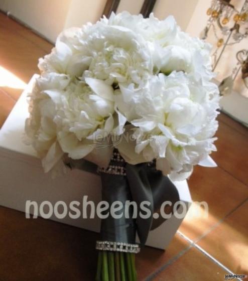 Bouquet da sposa con peonie bainche