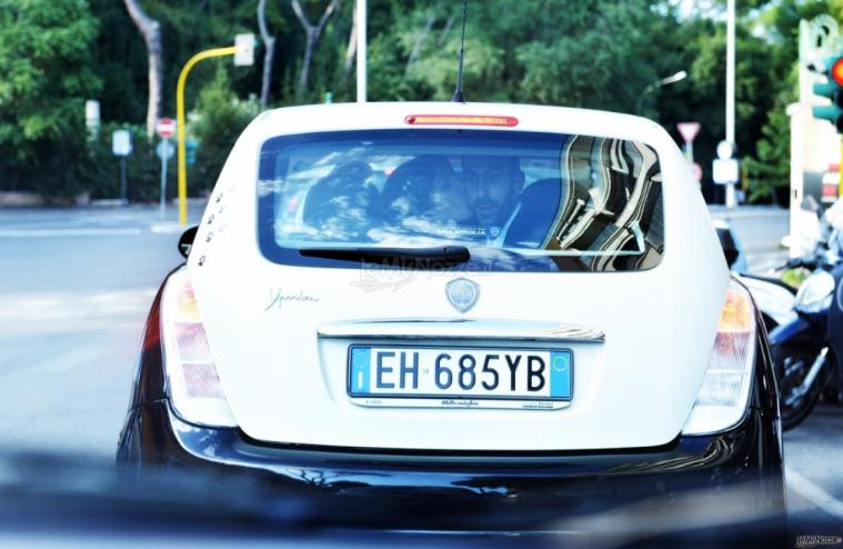 Caramiello Fotografie - Foto all'auto del matrimonio