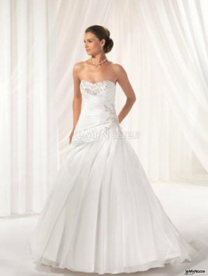 Elegante abito da sposa in stile classico impreziosito da accessori e gioielli