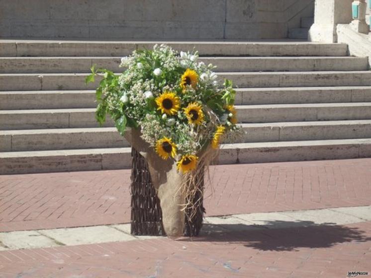 Decorazioni con girasoli all'uscita della chiesa per il matrimonio