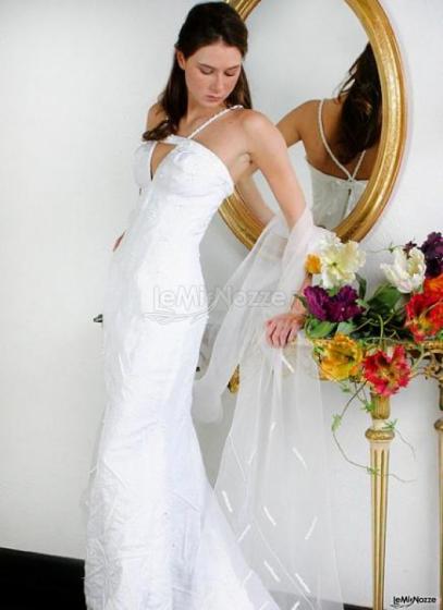 Originale abito da sposa dalla linea stravagante