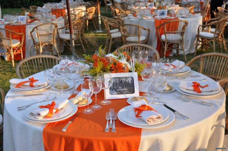 Allestimento di un matrimonio all'aperto in bianco e arancione