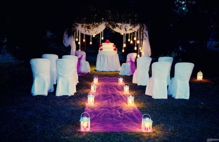 Cerimonia di matrimonio in giardino di sera