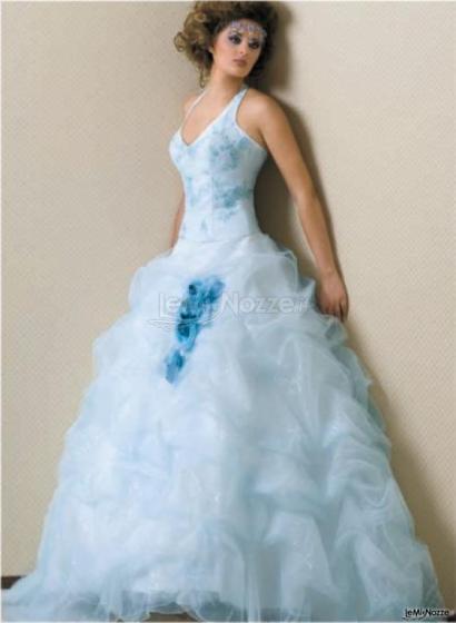 Vestito da sposa azzurro con ampia gonna in tulle disponibile da Le Spose di Bea