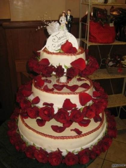 Torta per il matrimonio con decorazioni di rose rosse