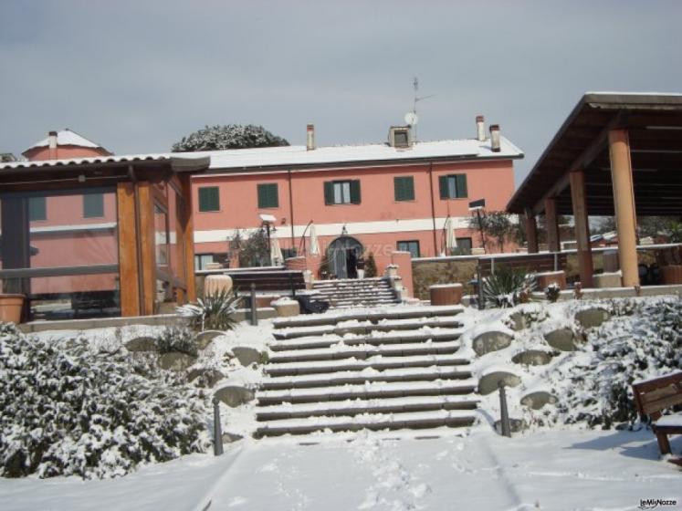 l'agriturismo ricoperto dalla neve