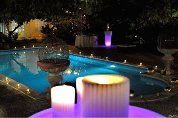 Piscina illuminata per un matrimonio di sera