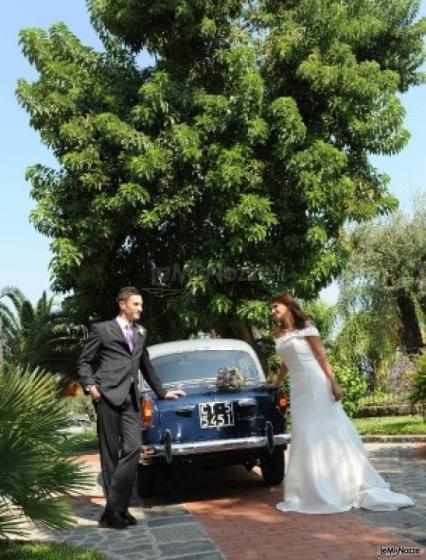 Gli sposi con la Fiat 1100