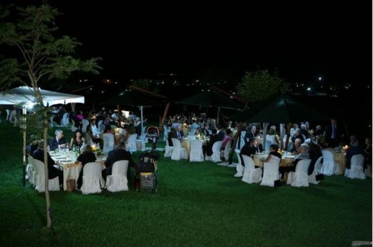 Ampio giardino con tavoli allestiti per ricevimento di matrimonio presso l'agriturismo Tenuta di San Lio