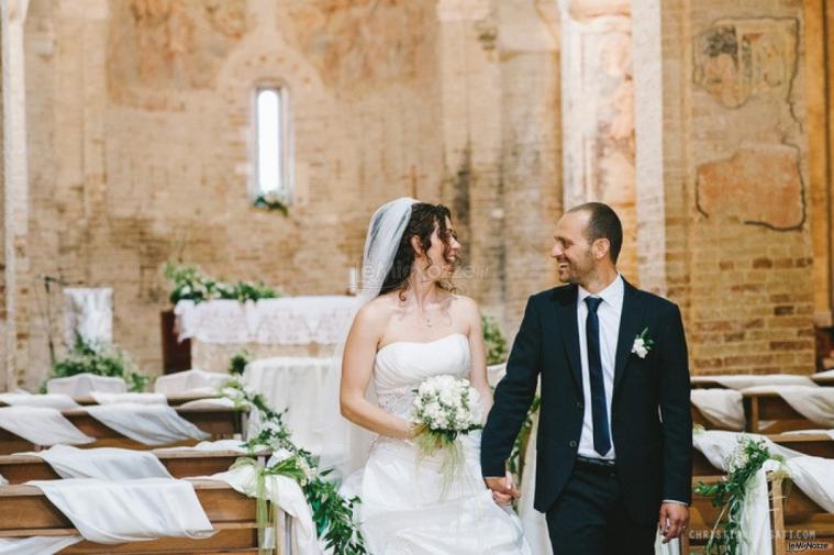 Gli sposi in chiesa dopo la cerimonia