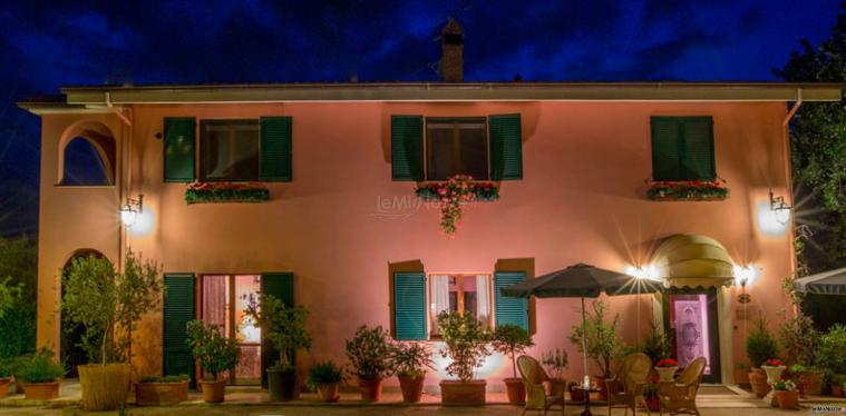 Location illuminata di sera - I Calanchi Country Hotel & Resort