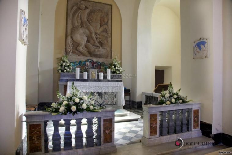 Altare della chiesa per le cerimonie interna alla location - Flower designer Addobbi Gori Daniele