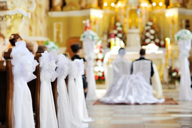 Allestimento total white per i banchi della chiesa