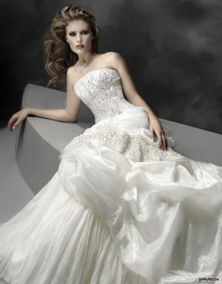 Splendido modello di abito da sposa ricamato con preziose perle