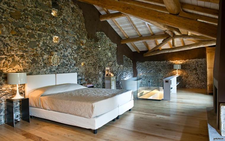 Camera da letto rustica presso l'hotel per ricevimento di matrimonio a Zafferana Etnea (Catania)