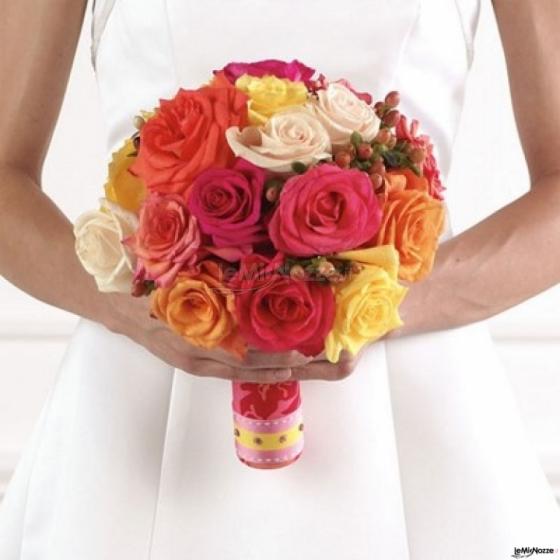Bouquet di rose colorate della sposa