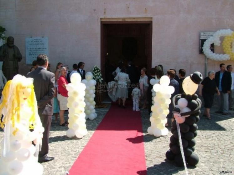 Allestimento con palloncini fuori dalla chiesa