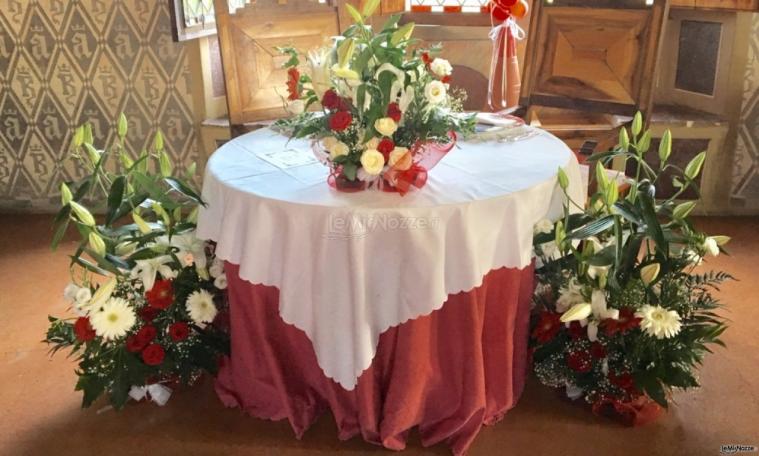 Bang Bang Wedding - Addobbi floreali per il tavolo degli sposi