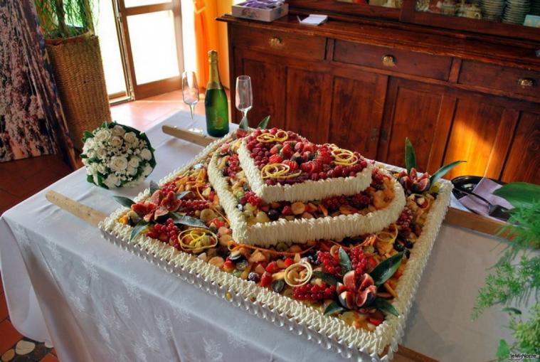 Prelibata torta nuziale fatta in casa a forma di cuore